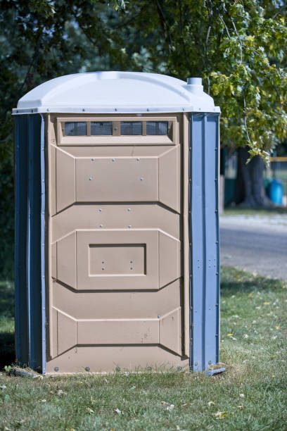 Porta potty delivery and setup in Rexland Acres, CA
